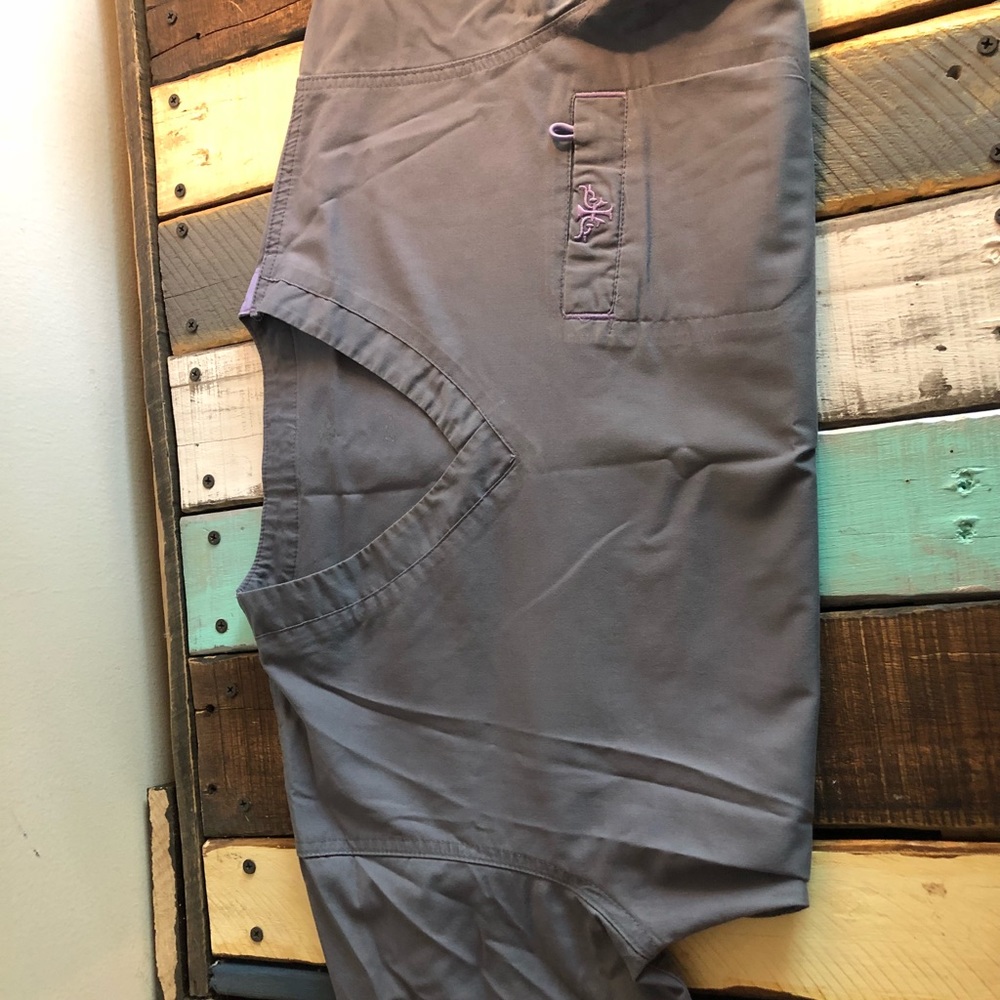 Med Couture- Sz XS scrub top Gray/lavender